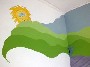un soleil peint sur un mur de chambre d'enfant