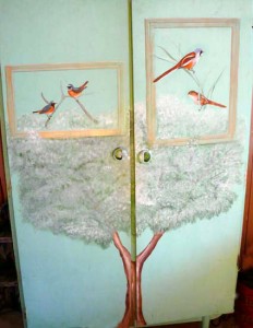 armoire en bois peint