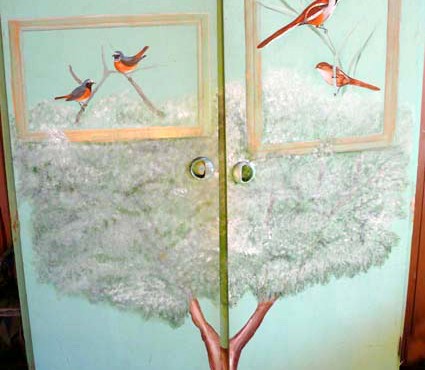 armoire en bois peint