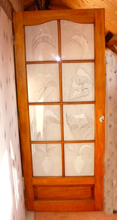 vitrage décoré pour porte salle de bain